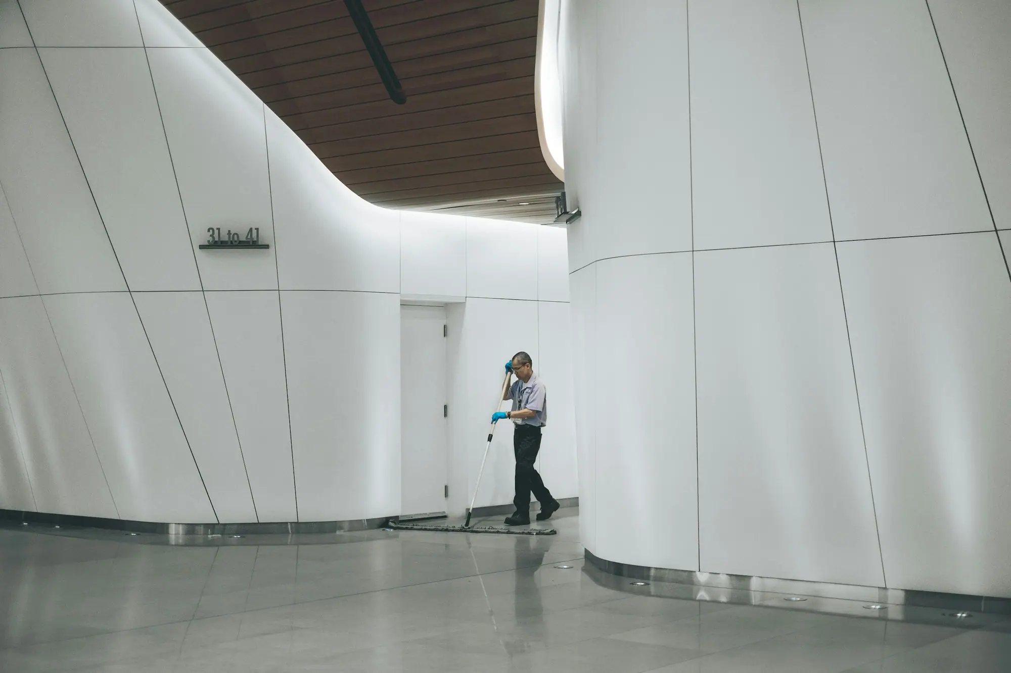 Reinigungskraft von Samson Reinigung bei der Bodenreinigung in einem Gebäudegang